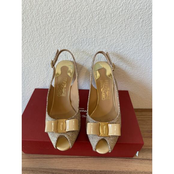 Salvatore Ferragamo Bloomy Slingback Peep Toe Pumps Beige Pebble Calf Size 7B - Picture 2 of 3